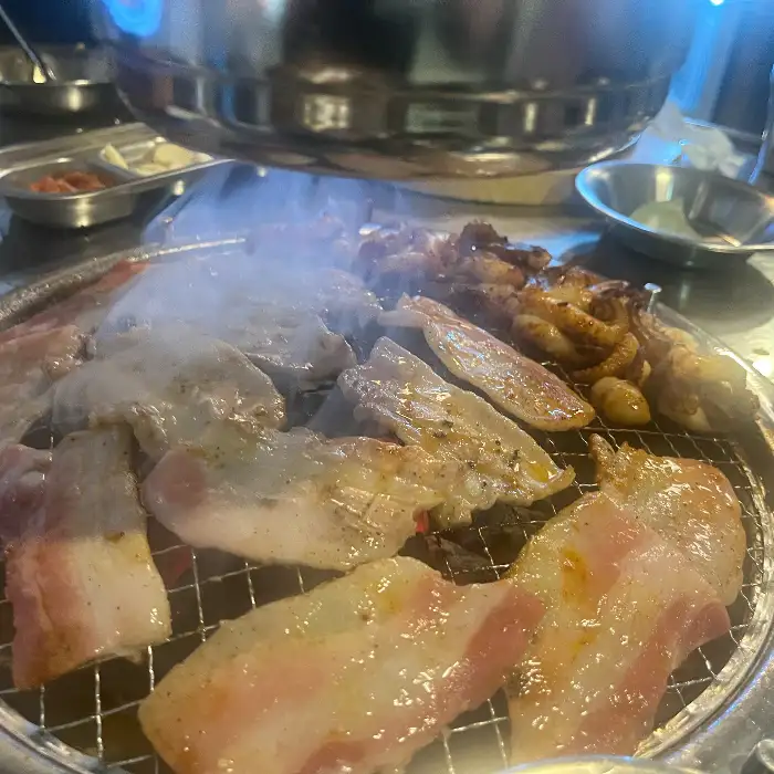 숯불 위에서 함께 구워지는 쭈꾸미와 삼겹살