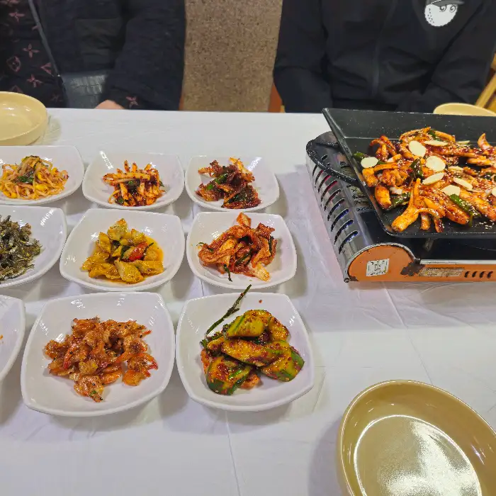 다양한 반찬이 차려진 식탁