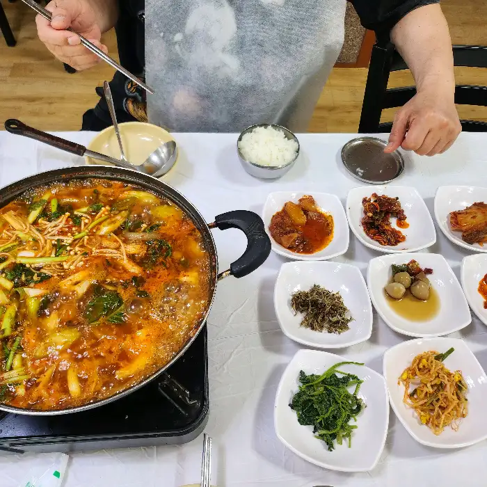 푸짐한 쏘가리 매운탕과 곁들임 반찬