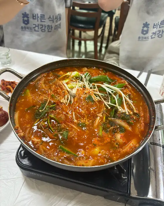 가스버너 위에서 끓고 있는 매운탕