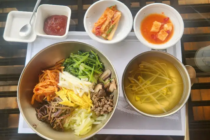 비빔밥과 곁들임 반찬