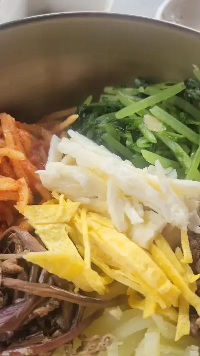 비빔밥 비비는 모습