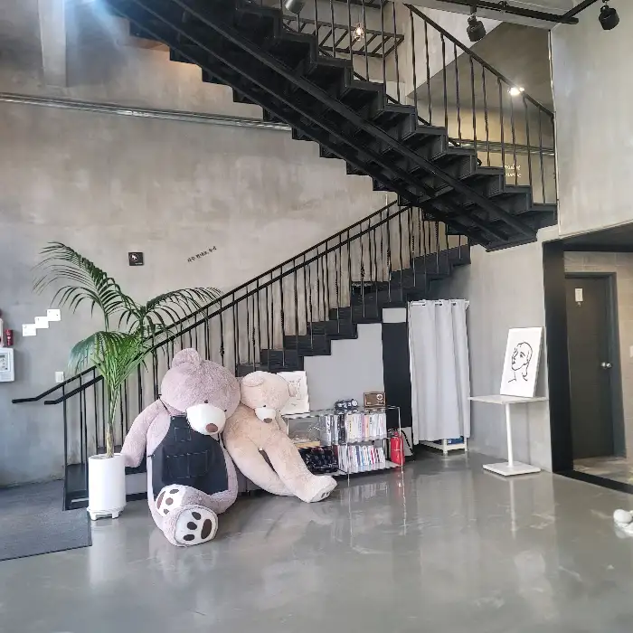 매장 내부의 계단과 곰 인형이 놓인 공간