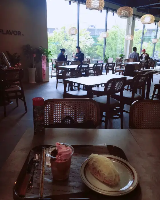 창가 자리에 놓인 빵과 커피