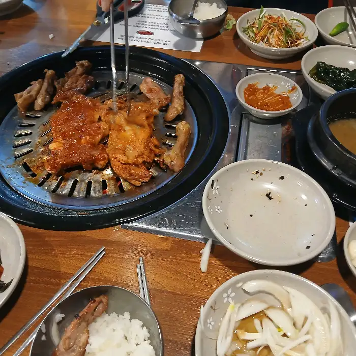 직접 구워주는 닭갈비 모습
