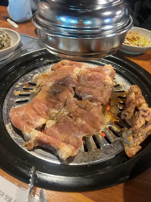 잘 익은 숯불 닭갈비 조각