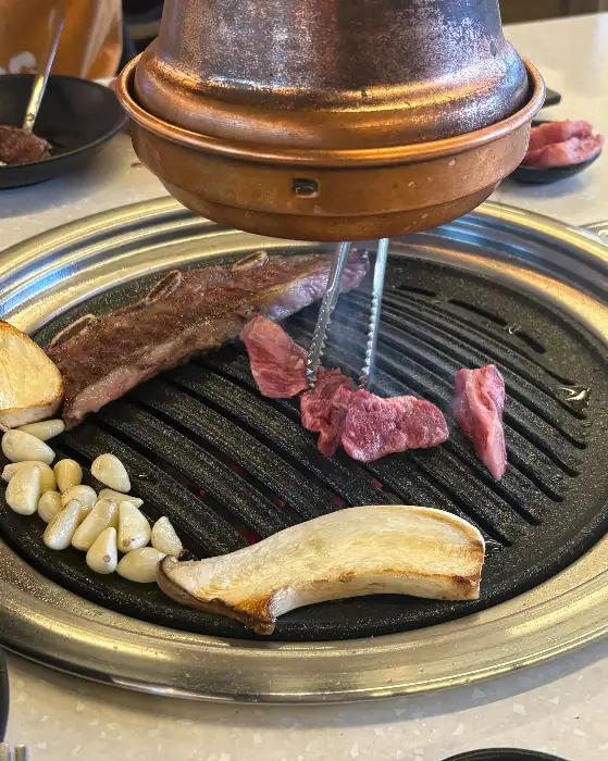 집게로 고기를 집어 올리는 모습
