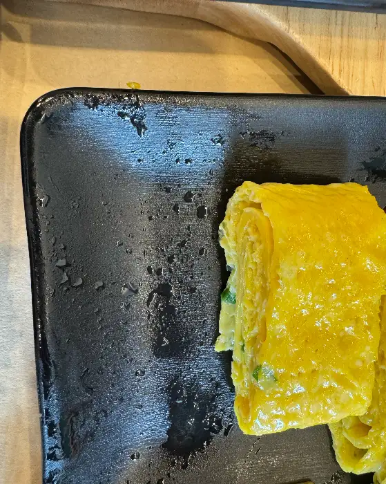 노릇하게 부쳐진 계란말이 모습