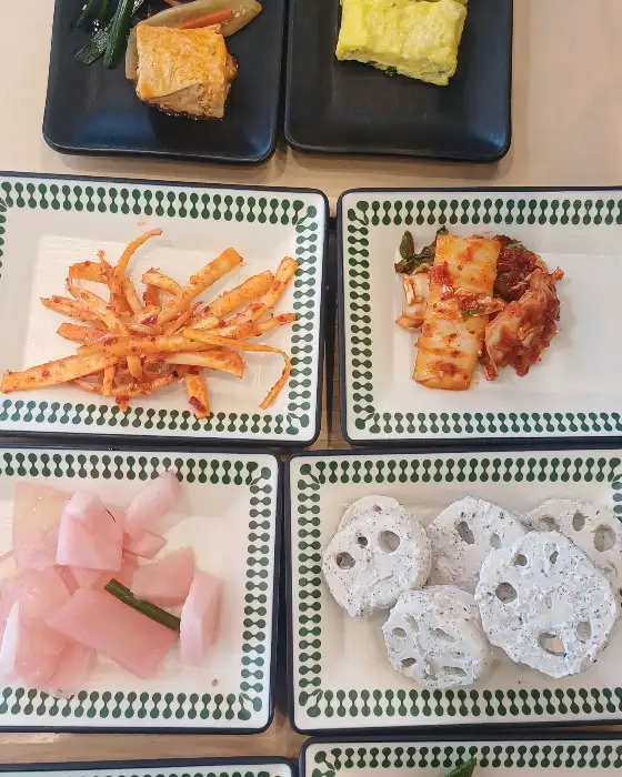 다양한 밑반찬들이 가지런히 놓여 있는 모습
