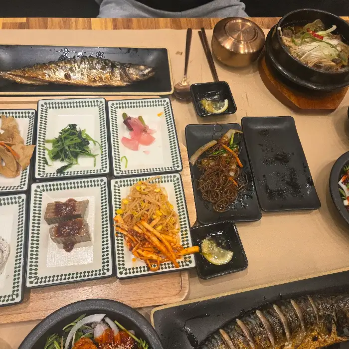 푸짐하게 차려진 생선구이와 밥상이 담긴 모습