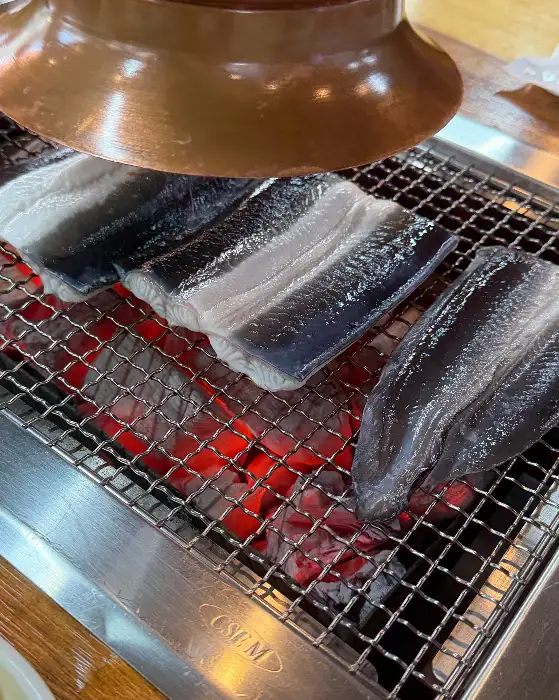 숯불에 구워지는 민물장어의 단면