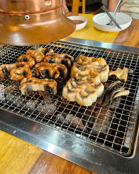잘 구워진 장어와 곁들임 찬