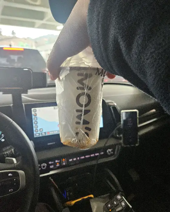맘스터치 컵 들고 있는 모습