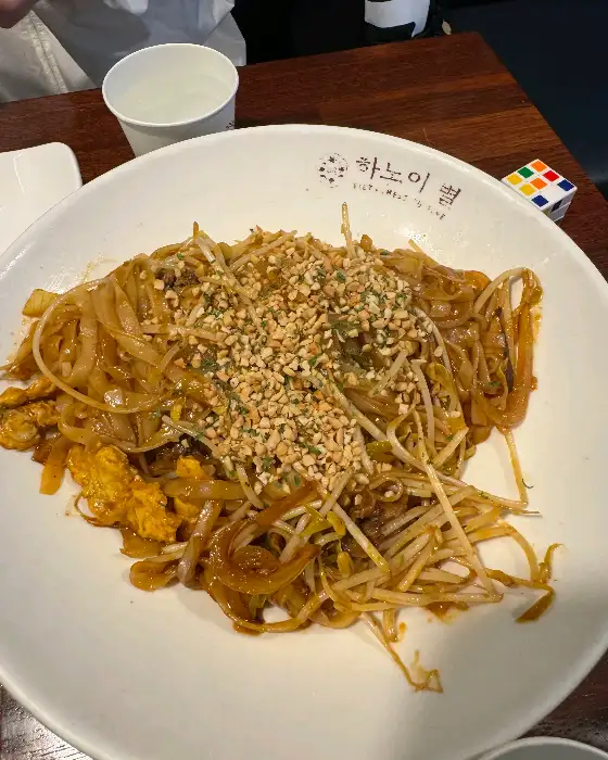 땅콩 가루 솔솔 뿌려진 팟타이