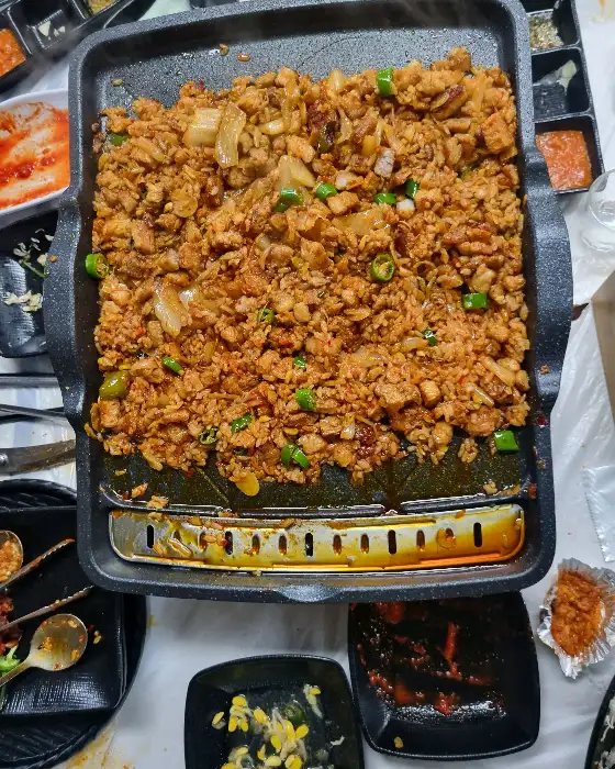 빨갛게 끓고 있는 김치찌개와 밥 한 공기