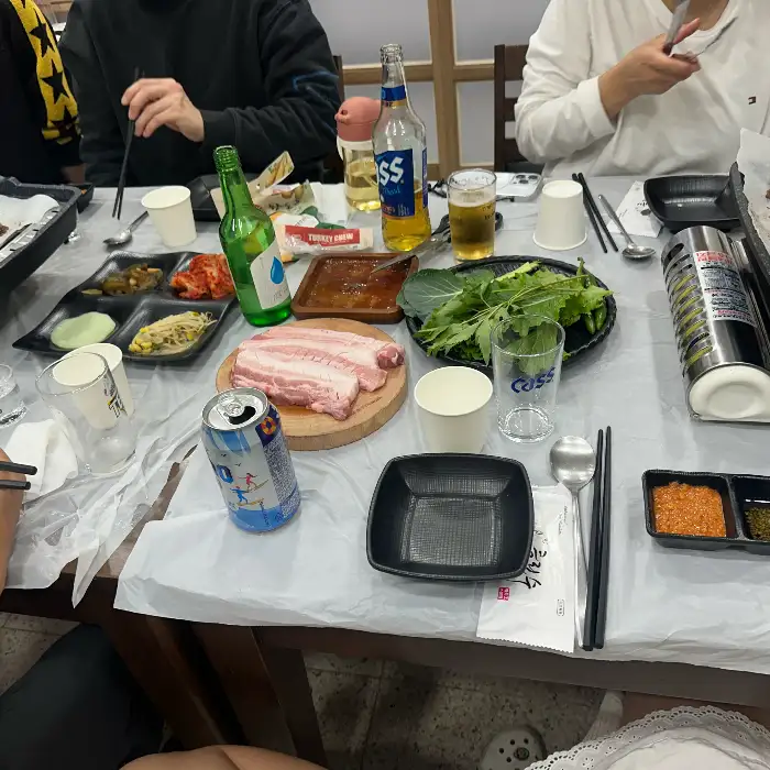 테이블에 차려진 푸짐한 식사 상차림