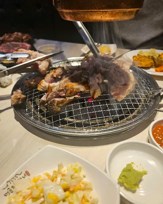 잘 구워진 갈비와 곁들임 찬