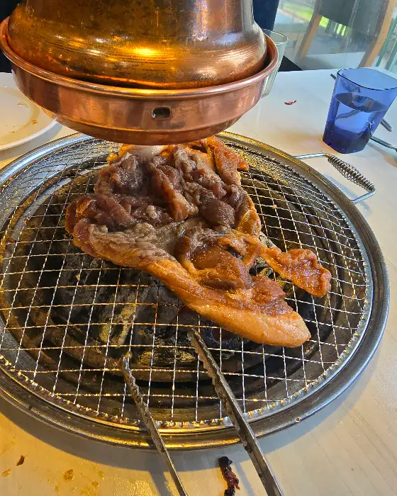 숯불 위에 올려진 두툼한 고기