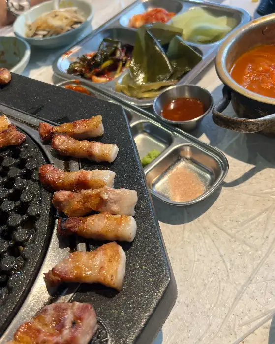 다양한 곁들임 반찬과 소스