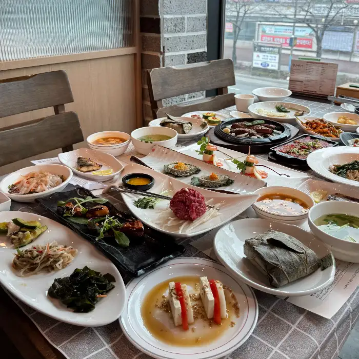 테이블 가득 차려진 다양한 요리들
