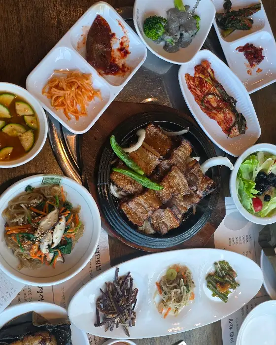 불판 위 갈비와 다양한 반찬