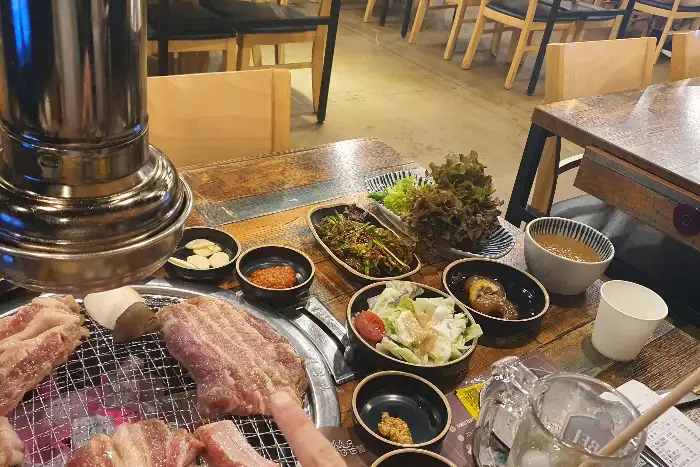푸짐한 내용물의 된장찌개