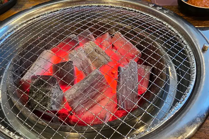 숯불에 맛있게 익어가는 갈비