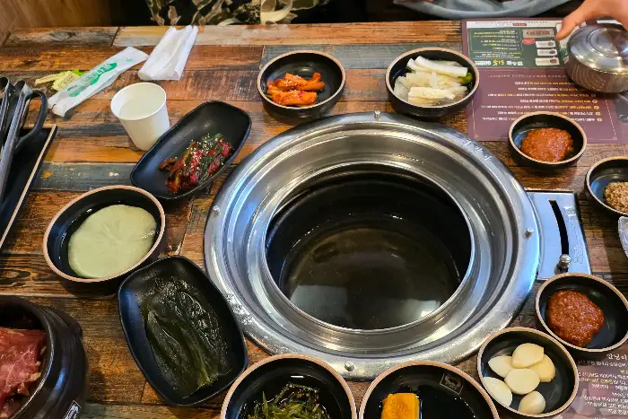 고기와 곁들여 먹을 수 있는 다양한 소스와 반찬들