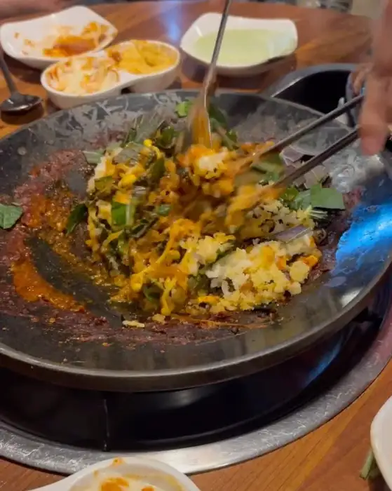 볶음밥을 비비는 모습