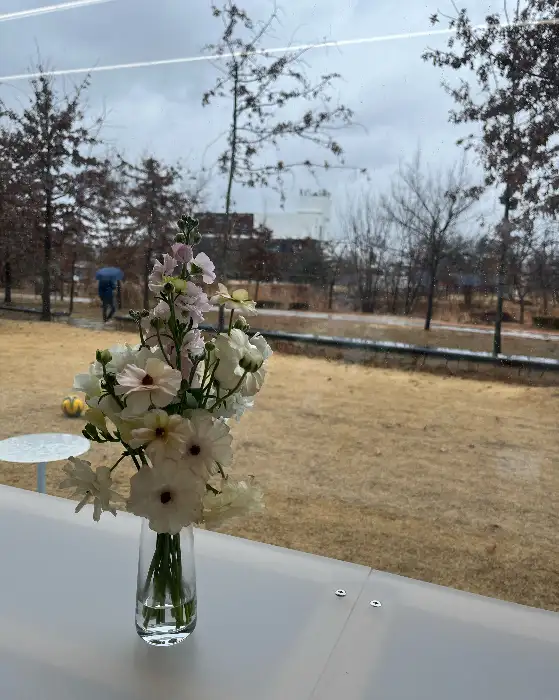 창가에 놓인 아름다운 꽃다발