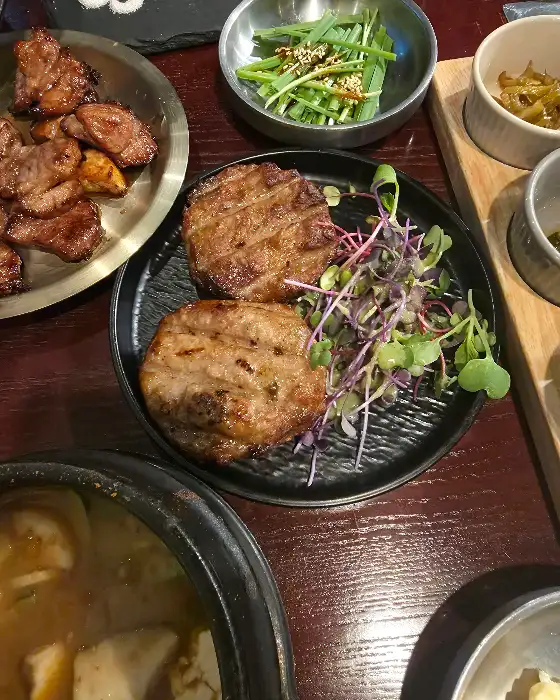 돼지갈비와 곁들임 반찬