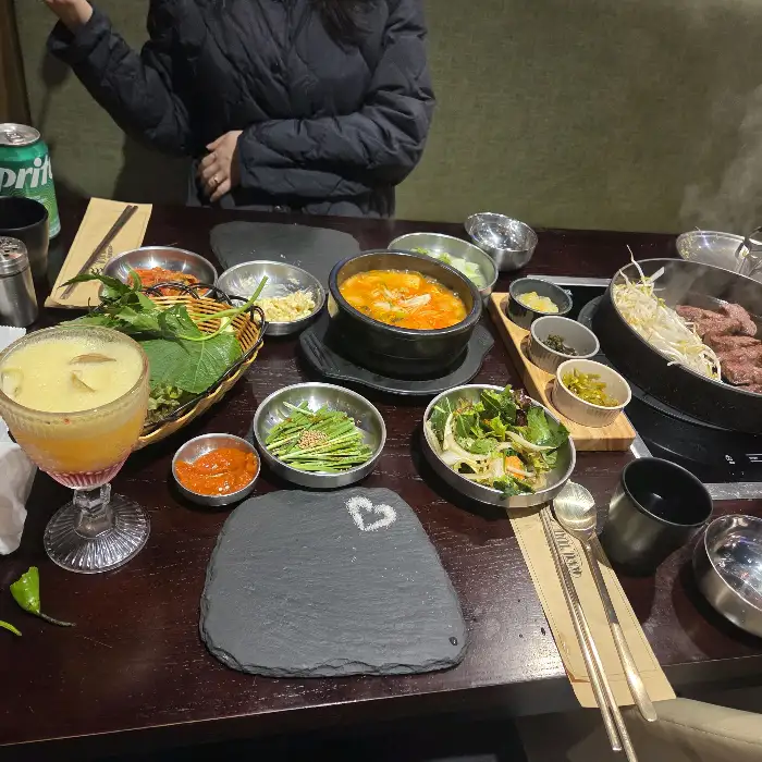 다양한 메뉴가 차려진 테이블