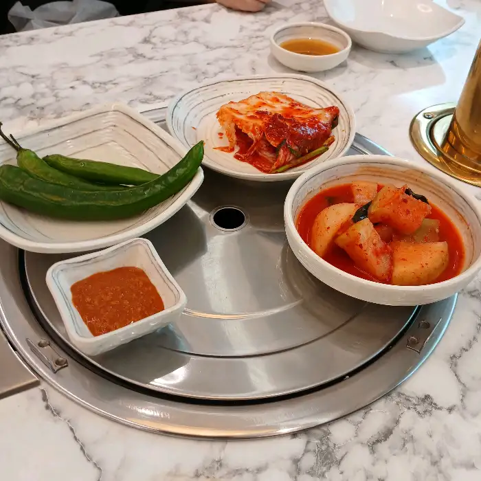 다양한 밑반찬이 정갈하게 차려진 모습