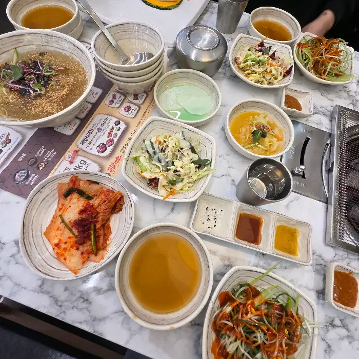 정갈하게 차려진 비빔밥과 국물 메뉴