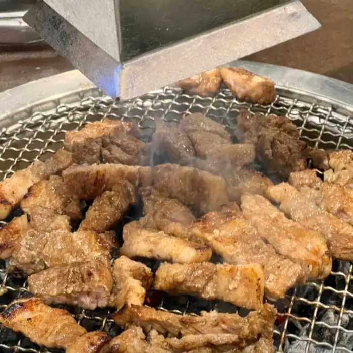 숯불 위에서 구워지는 돼지갈비