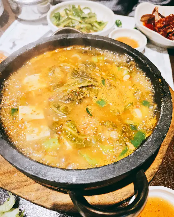 뜨겁게 끓고 있는 된장찌개