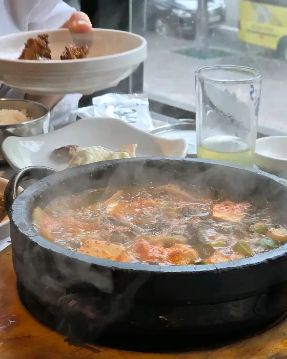 식사 중인 테이블 모습