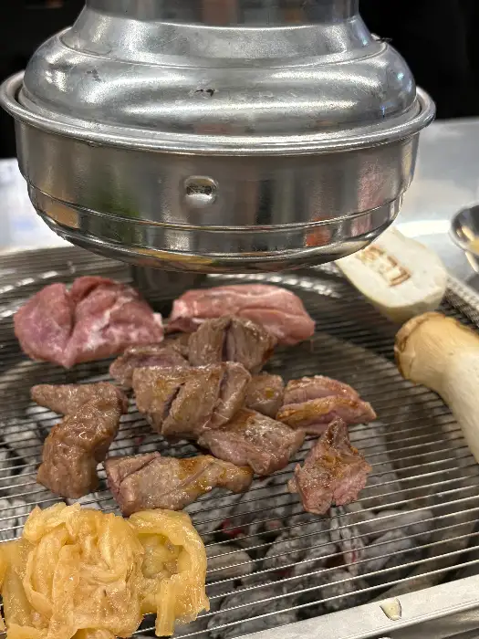 불판 위에 놓인 다양한 부위의 고기