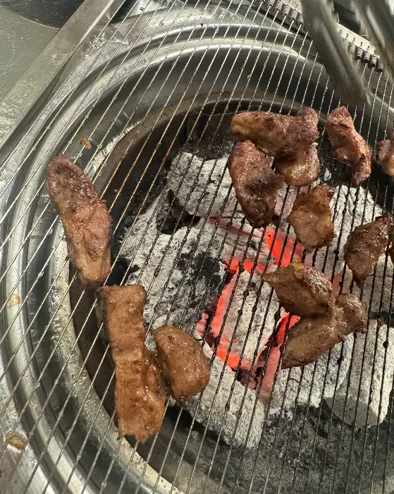 잘 구워지고 있는 고기 조각들