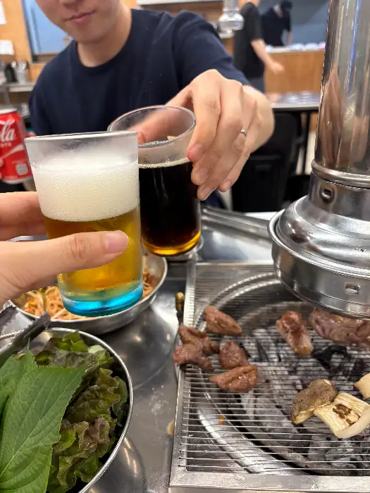맥주잔을 부딪히는 모습