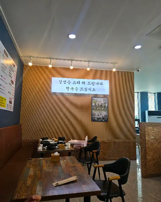 매장 내부 테이블 세팅 사진
