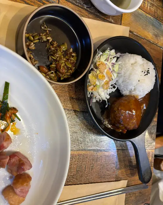 돌솥밥과 반찬 일부 사진