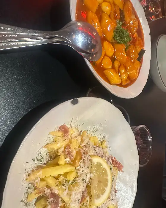 맛있어 보이는 파스타와 떡볶이