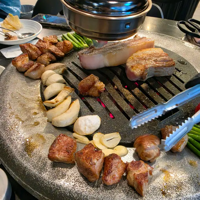 잘 익은 고기와 곁들일 수 있는 다양한 쌈 채소와 소스