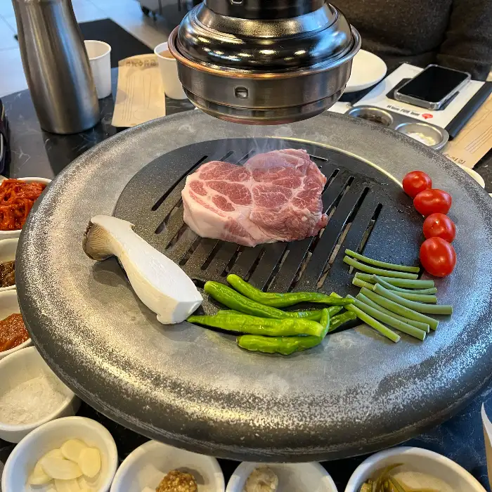한입 베어 물기 좋은 크기로 잘린 목살 구이