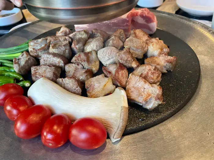 다양한 쌈 재료와 함께 즐기는 고기