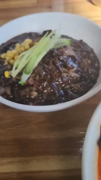 밥과 간짜장 소스를 함께 담은 모습