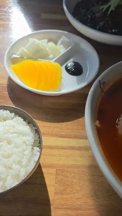 밥, 짬뽕 국물, 단무지, 양파