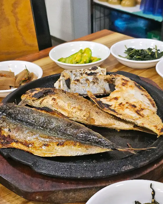 접시에 담긴 여러 종류의 생선구이