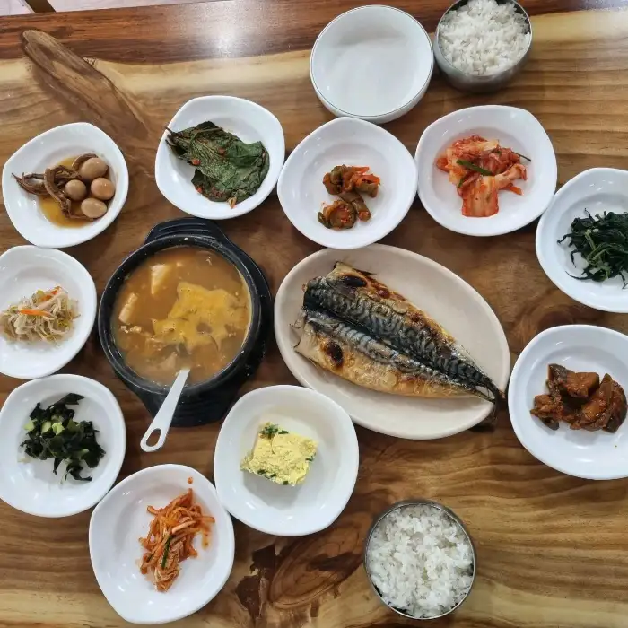 냄비에 담긴 된장찌개와 밥, 그리고 곁들여 나온 생선구이